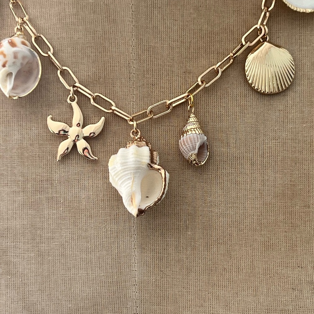 NEW Designer Gold Shell Charm Necklace - Picture 3 of 3